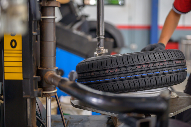 Tyre replacement in a shop